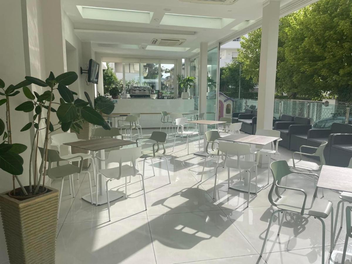 Hotel Astra Riccione Esterno foto